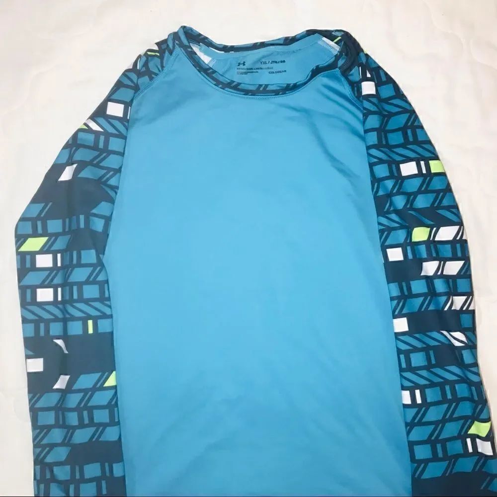 Under Armour boys coldgear reversible T-shirt size YXL